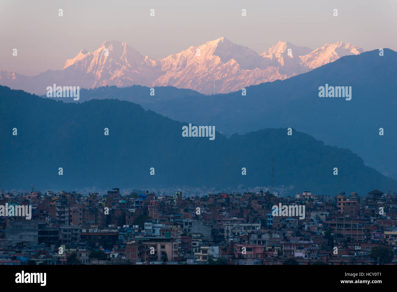 Kathmandu und Ganesh Himal Bereich aus Sanepa, Nepal Stockfoto
