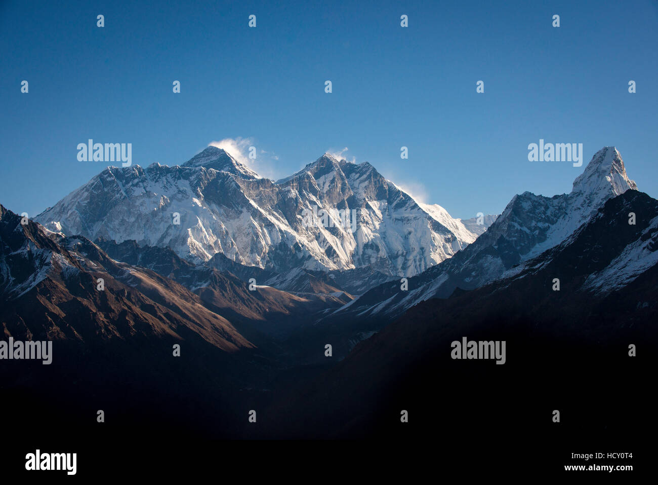 Eine Ansicht des Mount Everest, fernen Gipfel auf der linken Seite hinter der Nuptse-Lhotse-Grat von Kongde, Region Khumbu, Nepal Stockfoto