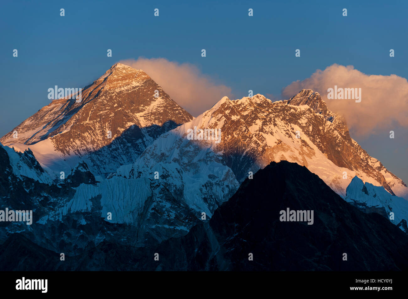Mount Everest, Nuptse und Lhotse, gesehen hier vom Gokyo Ri, Region Khumbu, Nepal Stockfoto