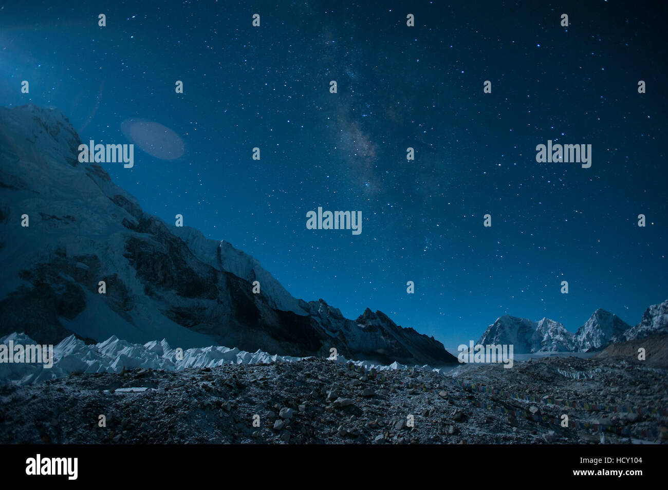 Der Khumbu-Gletscher unter einem Meer von Sternen, Nepal Stockfoto