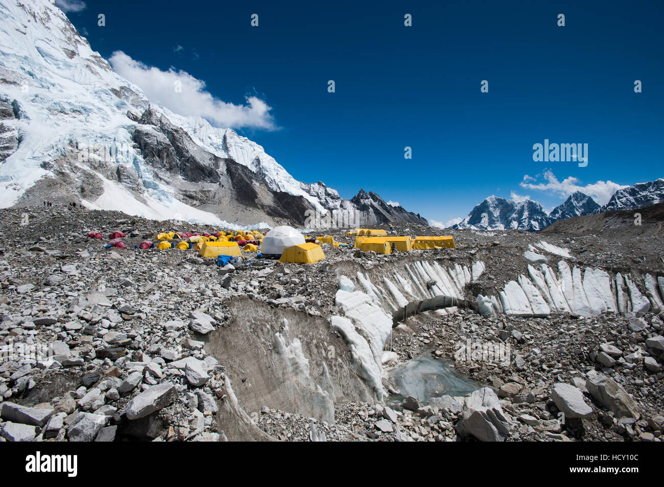 Im Everest Base Camp Zelte auf dem Gletscher zwischen den Felsbrocken und Löcher im Eis, Khumbu-Region, Nepal Stockfoto