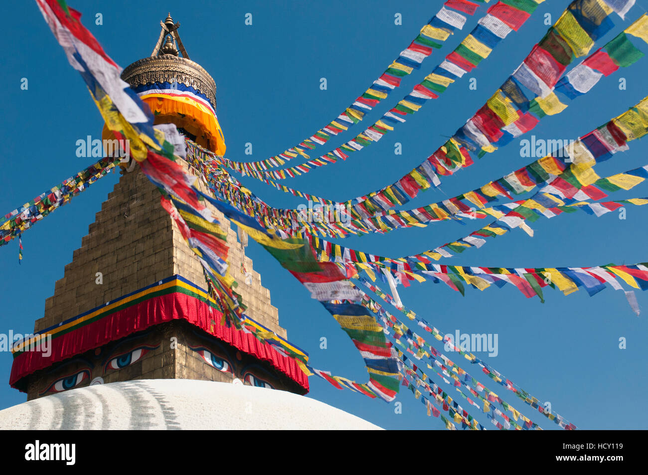 Bouddha (Boudhanath) (Bodnath) in Kathmandu fällt in bunten Gebetsfahnen, Kathmandu, Nepal Stockfoto