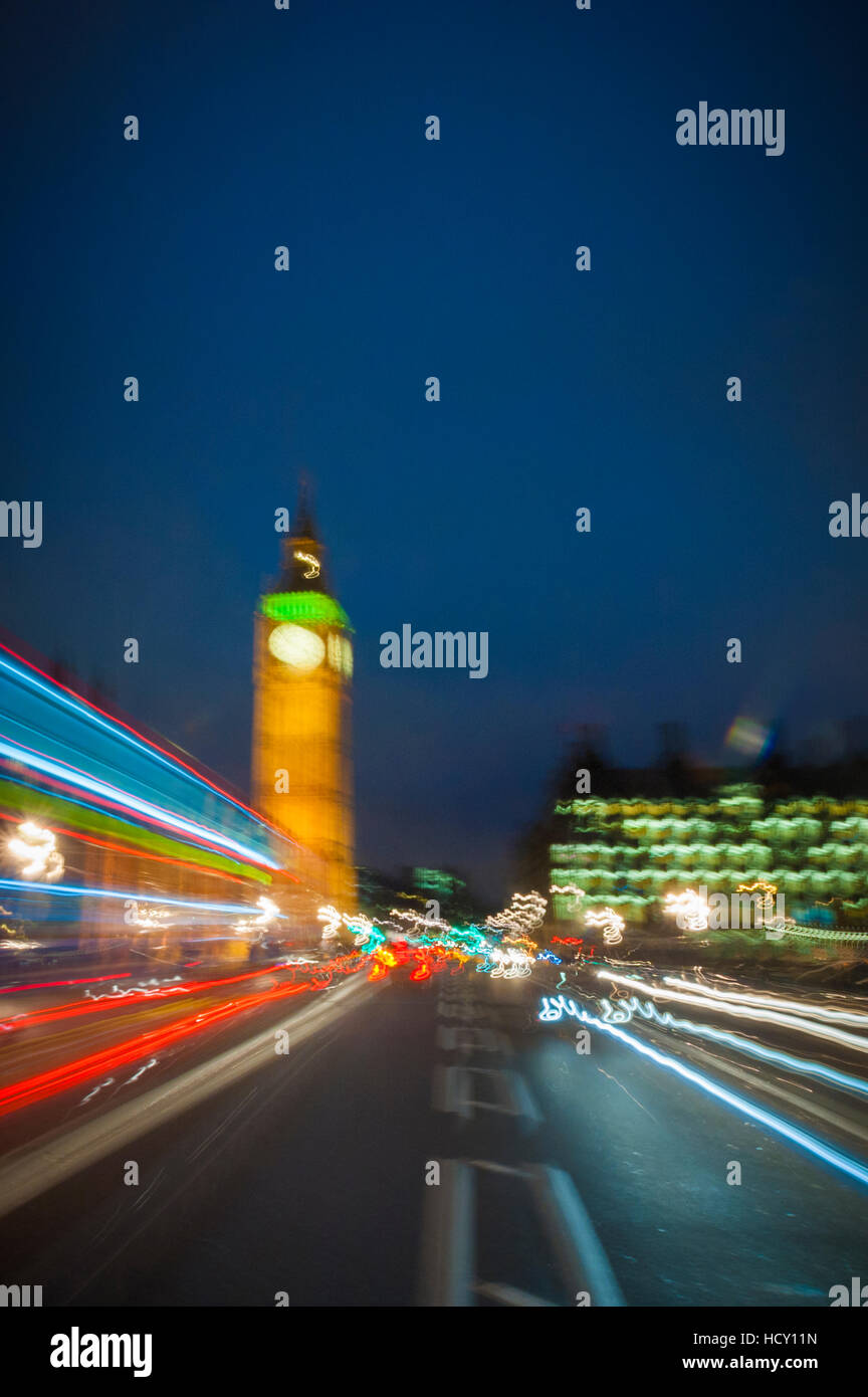 Mit Blick auf die Häuser des Parlaments von der Westminster Bridge, London, UK Stockfoto