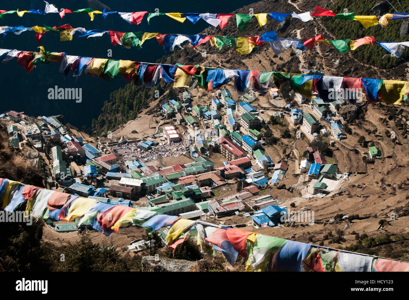 Buddhistische Gebetsfahnen Rahmen Namche Bazaar in der Khumbu-Region in Nepal Stockfoto