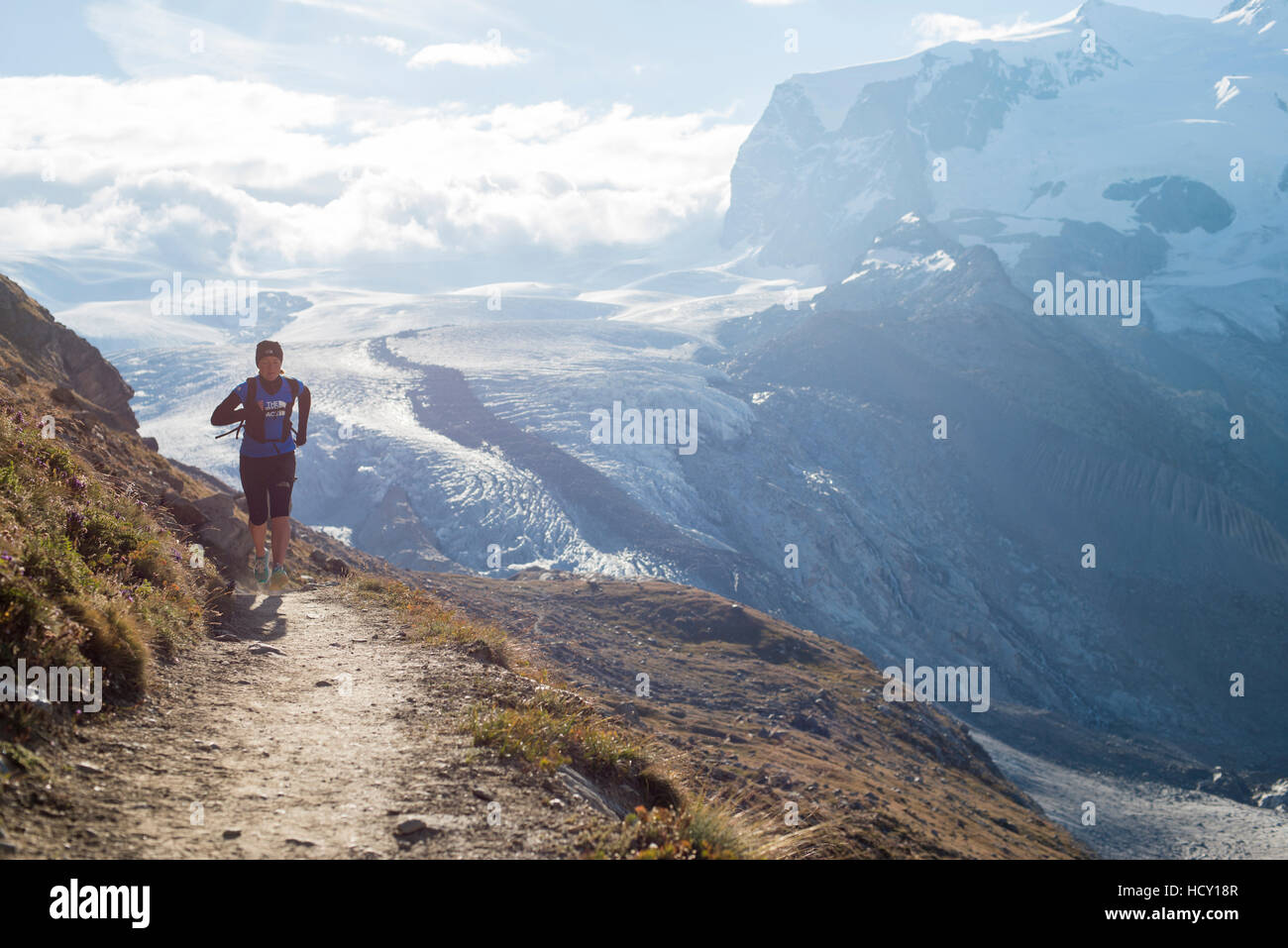 Läuft eine Spur in den Schweizer Alpen in der Nähe von Zermatt mit Blick auf Monte Rosa in der Ferne, Zermatt, Wallis, Schweiz Stockfoto