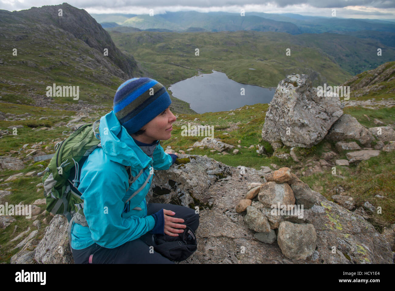 Wandern in Great Langdale mit Blick auf scheut Tarn in Ferne, Nationalpark Lake District, Cumbria, England Stockfoto