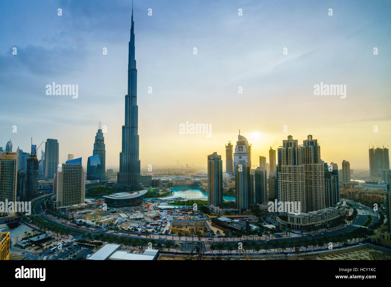 Burj Khalifa und Downtown Dubai bei Sonnenuntergang, Dubai, Vereinigte Arabische Emirate, Naher Osten Stockfoto