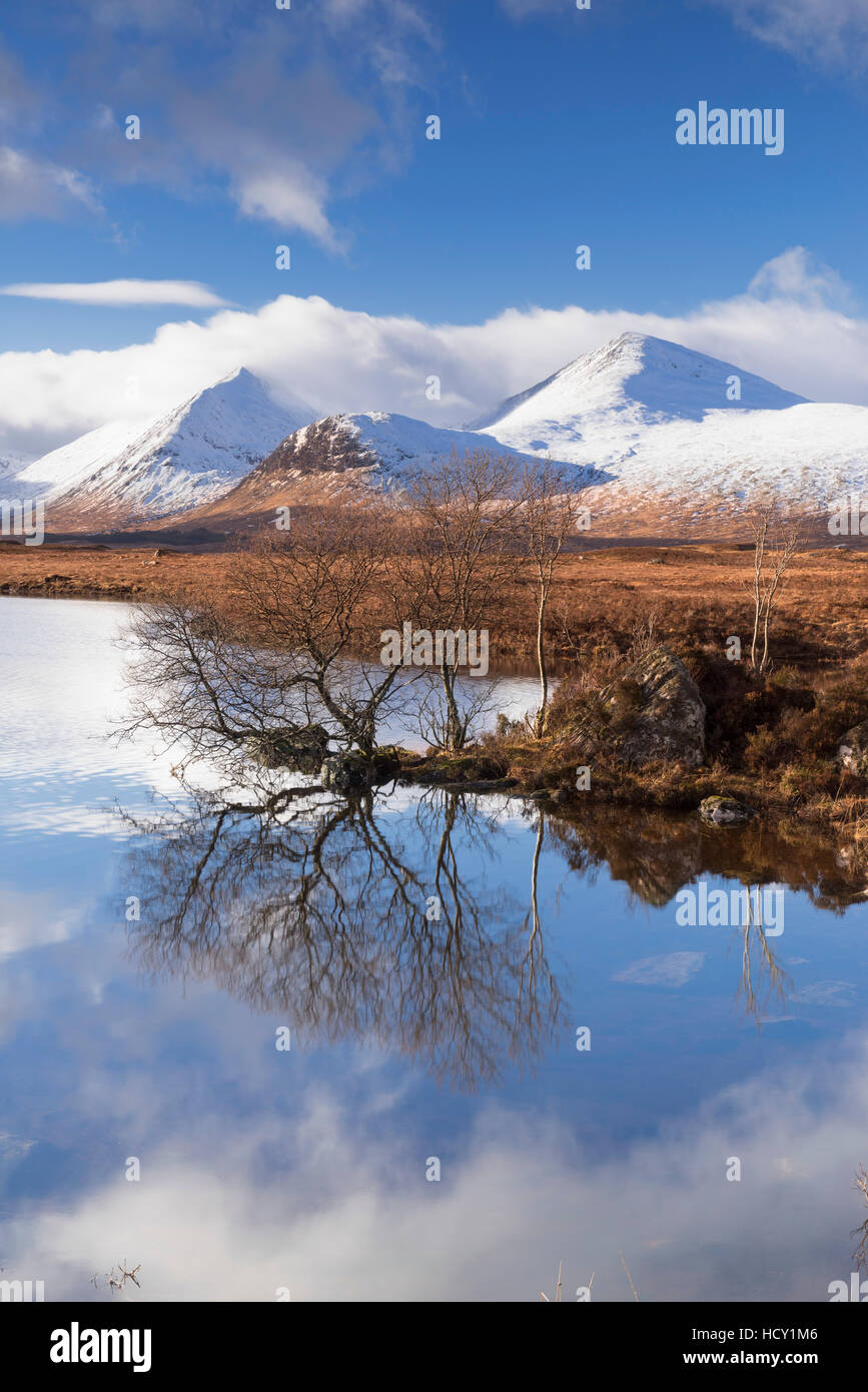 Man Na Stainge und schwarz montieren unter Schnee im Winter, Argyll and Bute, Scotland, UK Stockfoto