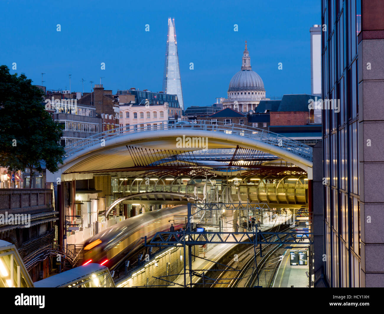 Farringdon Station Dämmerung mit The Shard und St. Pauls, London, UK Stockfoto