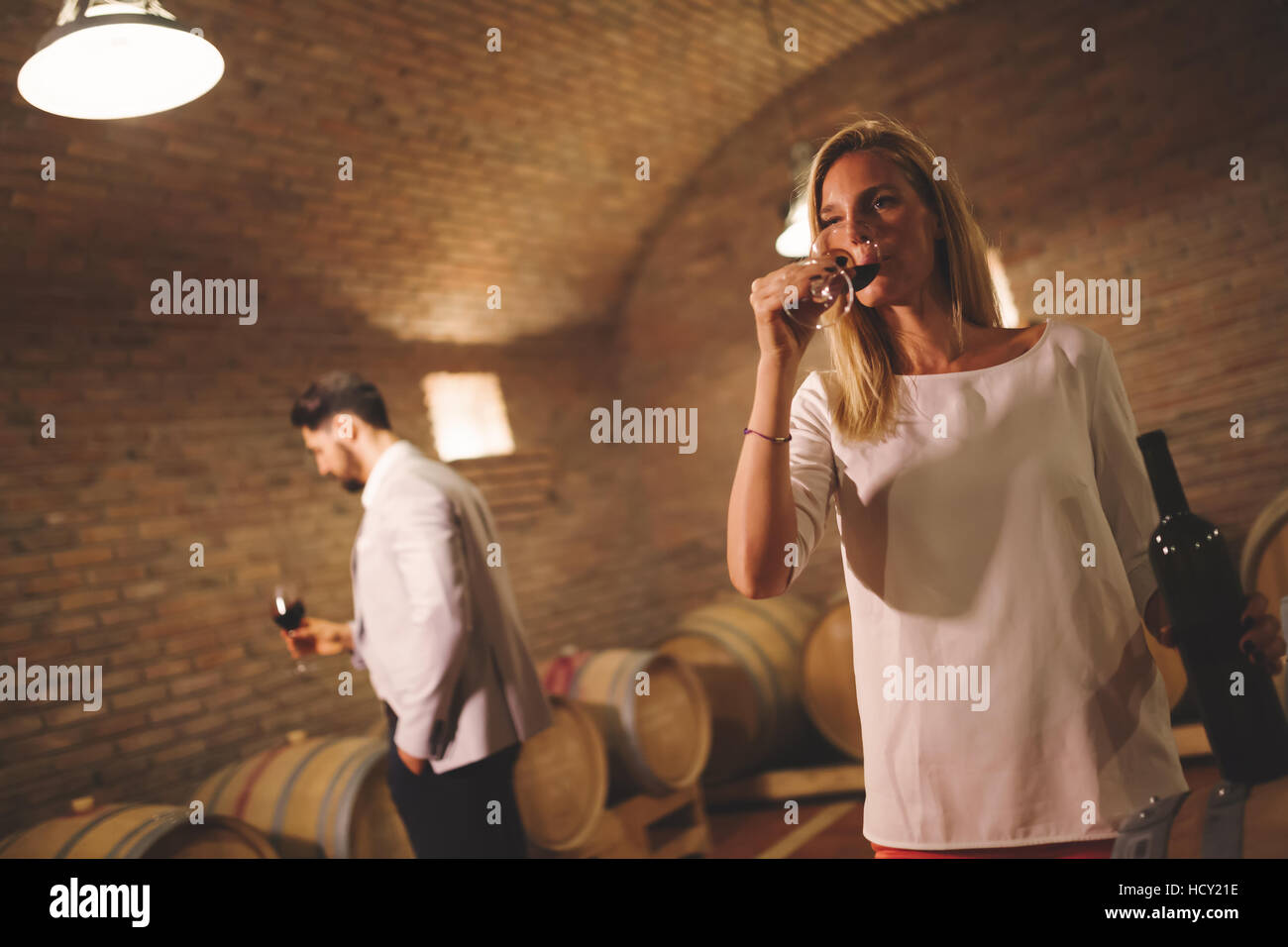 Menschen Verkostung Rotwein im Weingut Keller Stockfoto