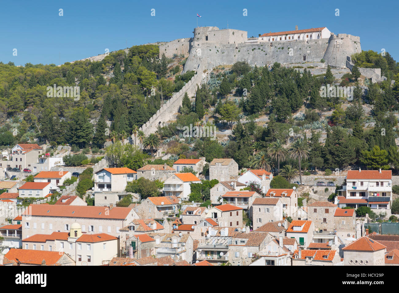 Blick auf Hvar Hauptplatz übersehen durch spanische Festung, Hvar, Insel Hvar, Dalmatien, Kroatien Stockfoto