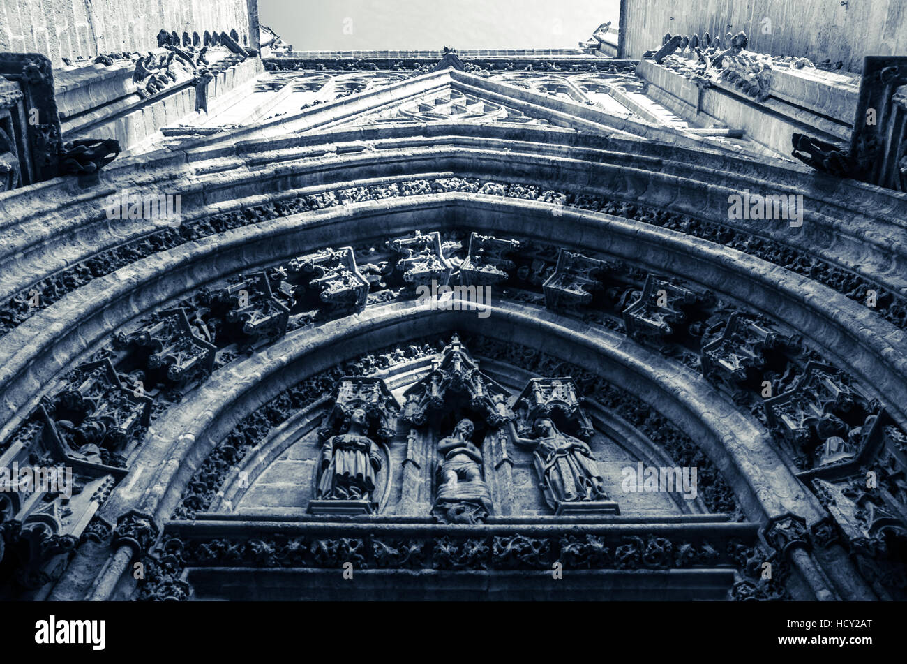 Die wichtigsten Tür oder die Tür der Annahme der Kathedrale von Sevilla, die größte gotische Kathedrale und die drittgrößte Kirche der Welt. Stockfoto