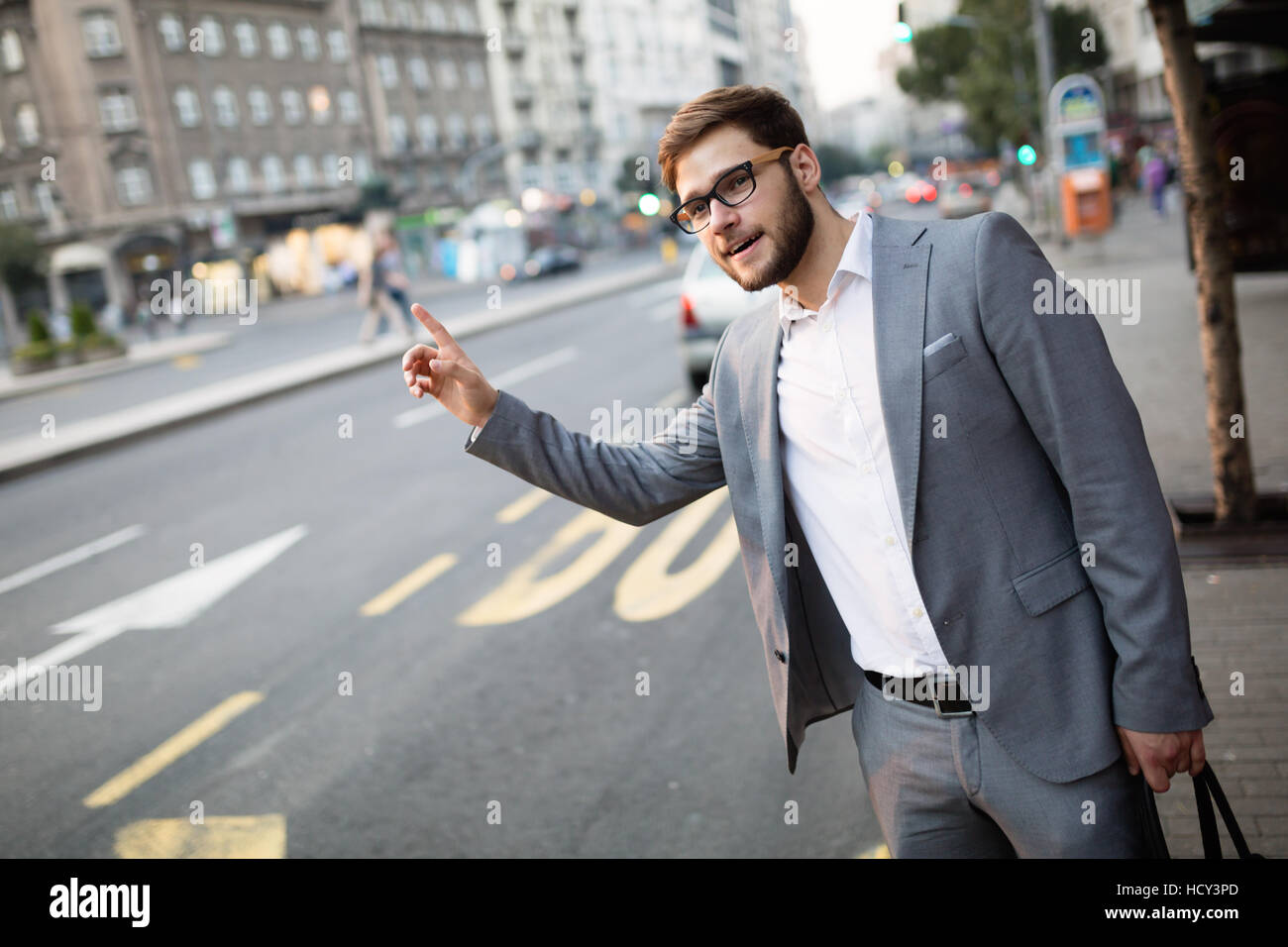 Gut aussehend Business Taxi in die Stadt Stockfoto