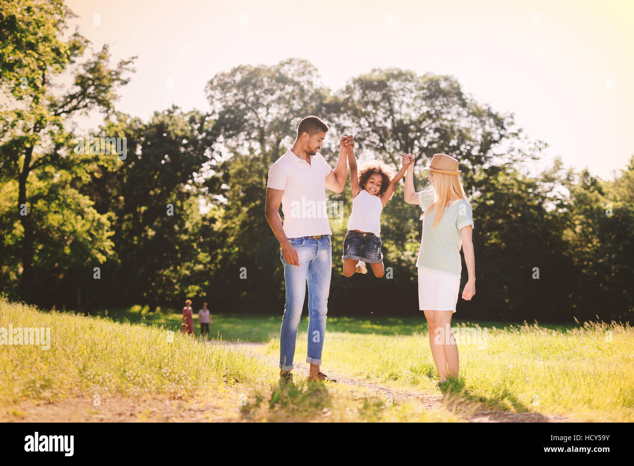 Spielerische Familie im Freien zu Fuß und lächelnd Stockfoto