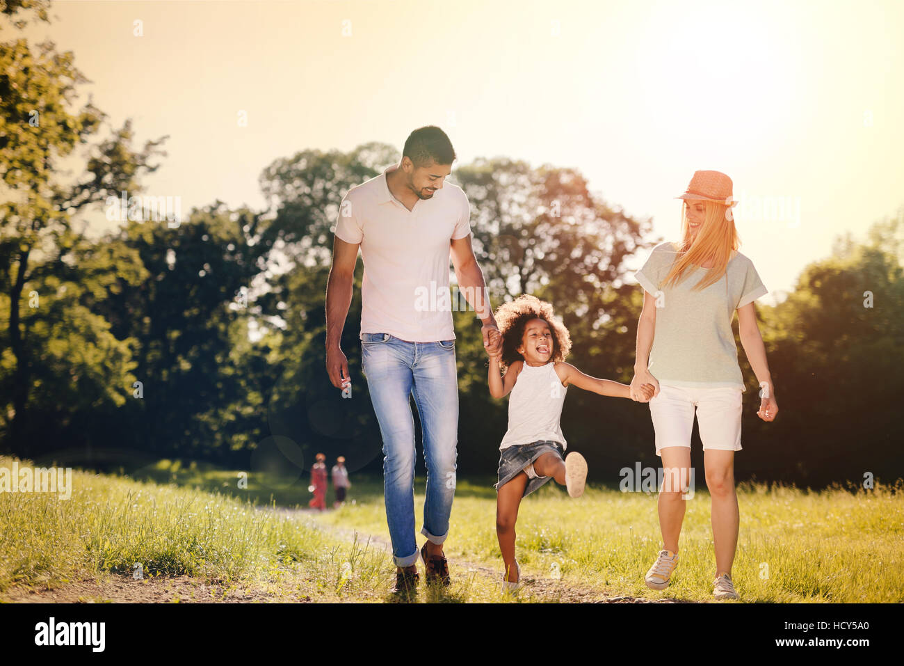 Spielerische Familie im Freien zu Fuß und lächelnd Stockfoto