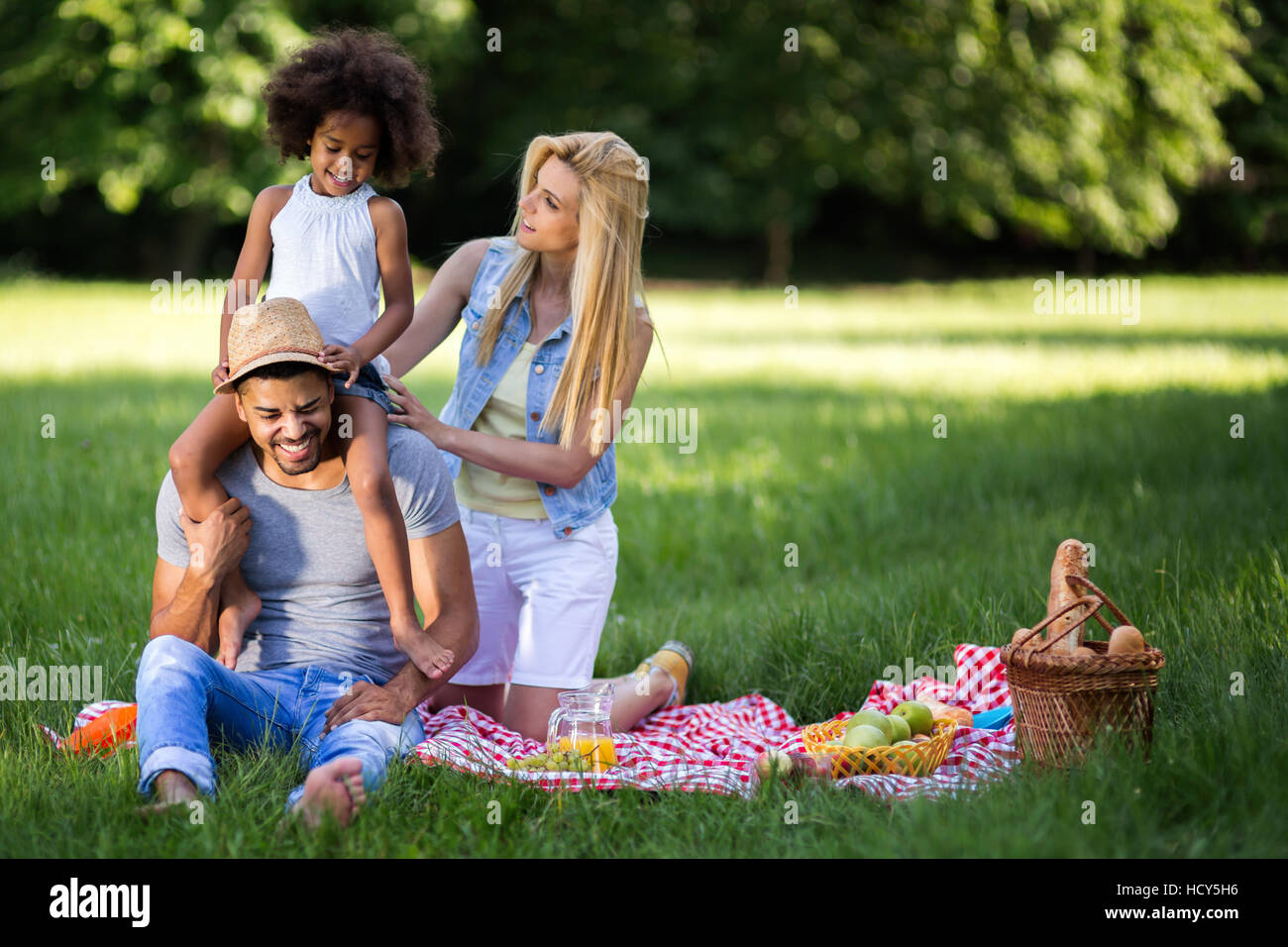 Glückliche Familie genießt Picknick in der Natur Stockfoto