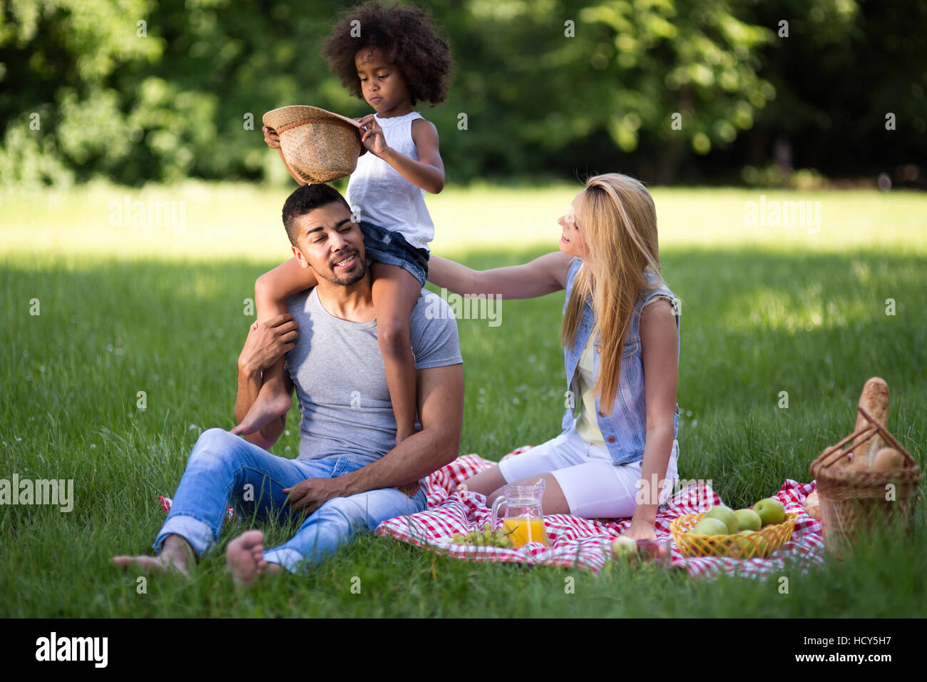 Familie, Spaß und Picknick in der Natur Stockfoto