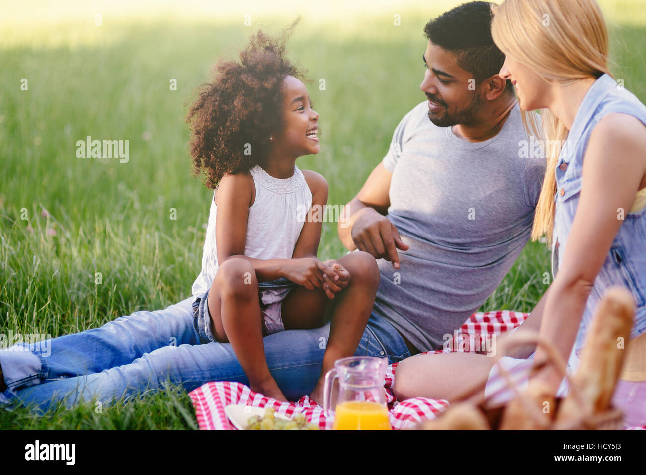 Glückliche Familie genießt Picknick in der Natur Stockfoto