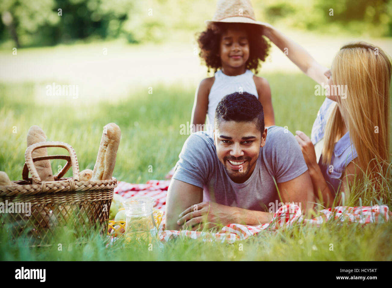 Familie, Spaß und Picknick in der Natur Stockfoto