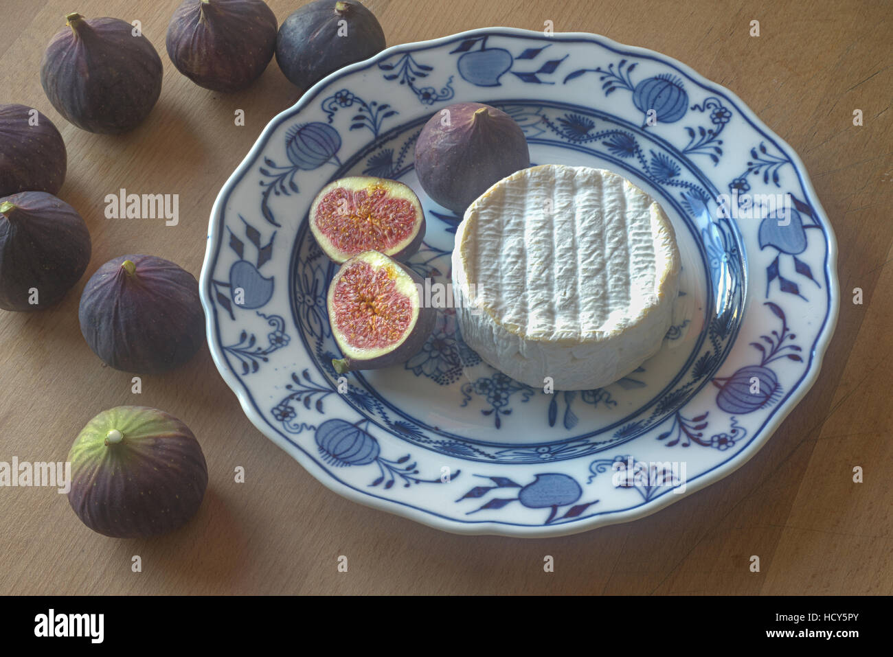 französischer Camembert und frische Feigen auf einer Platte Stockfoto
