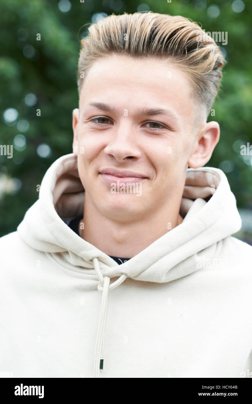 Kopf und Schultern Portrait Of Smiling Teenage Boy Stockfoto