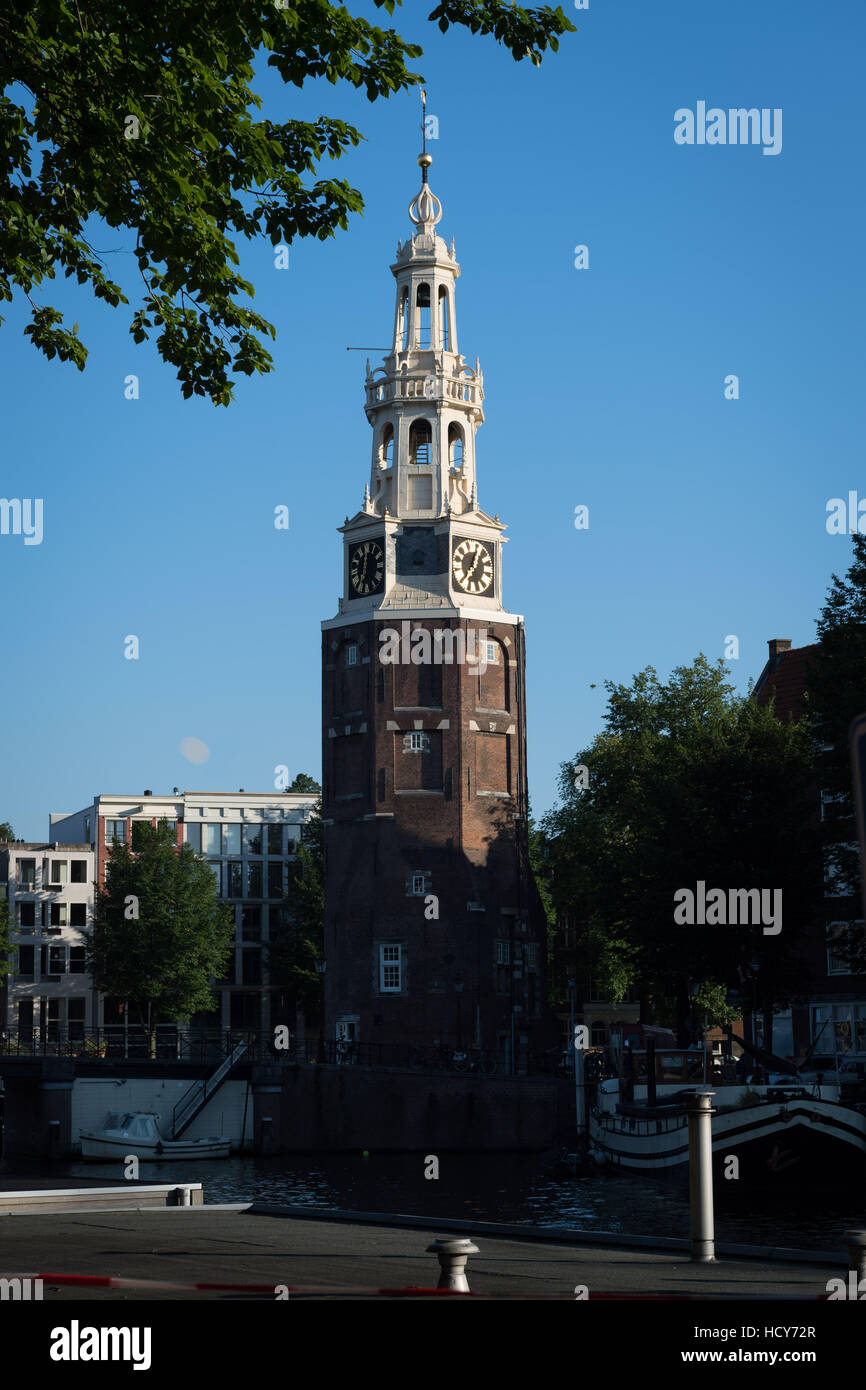 Die 1606 Montelbaansturm Turm am Ufer des Kanals Oudeschans in Amsterdam, Niederlande. Der ursprüngliche Turm wurde 1516 erbaut. Stockfoto