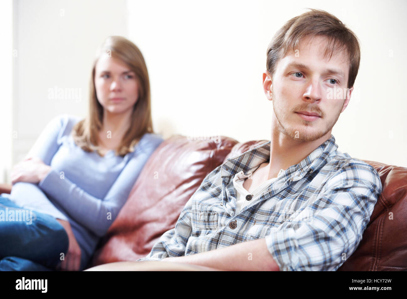 Paar mit Beziehungsschwierigkeiten auf Sofa Stockfoto