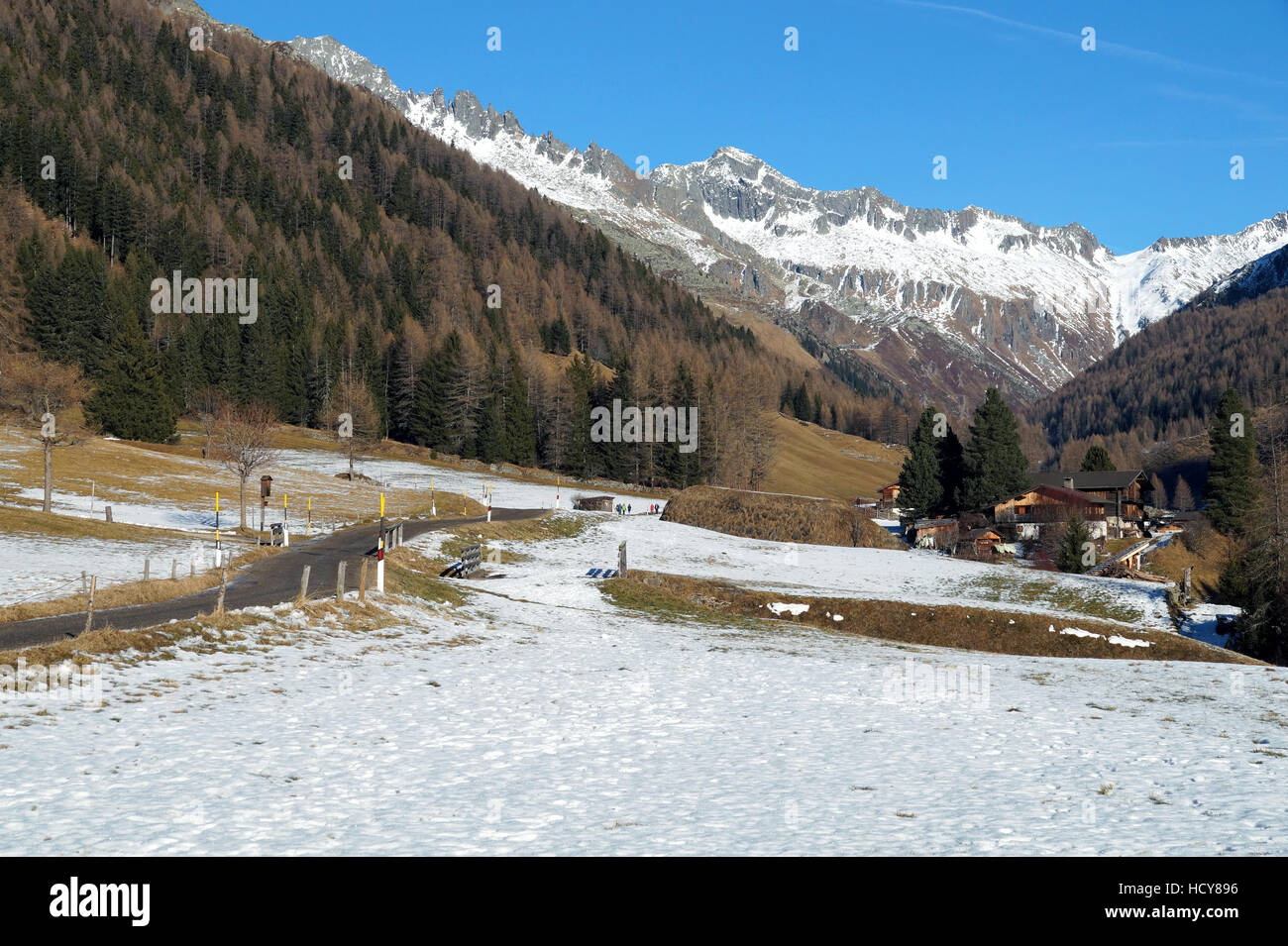 Immergrüne Wälder im Tal mit dem ersten Schnee bedeckt. Die Landschaft der Dolomiten in der Stockfoto