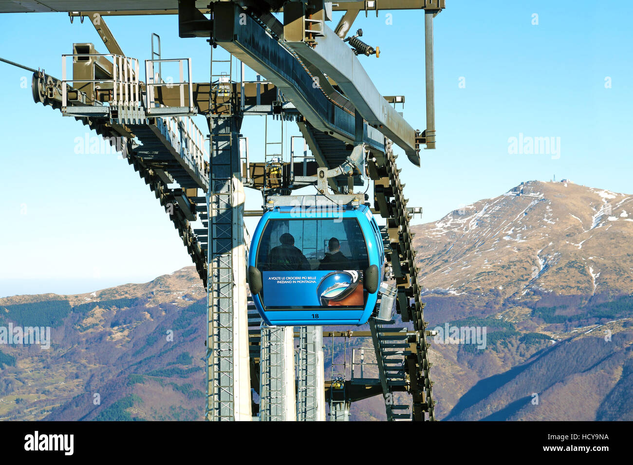Dolomiten, Italien - 23. Dezember 2015: Nebelhorn-Seilbahn Berg hochschiebt, in der Winterzeit. Die Angebote schließen Sie Ansichten des Gipfels. Stockfoto
