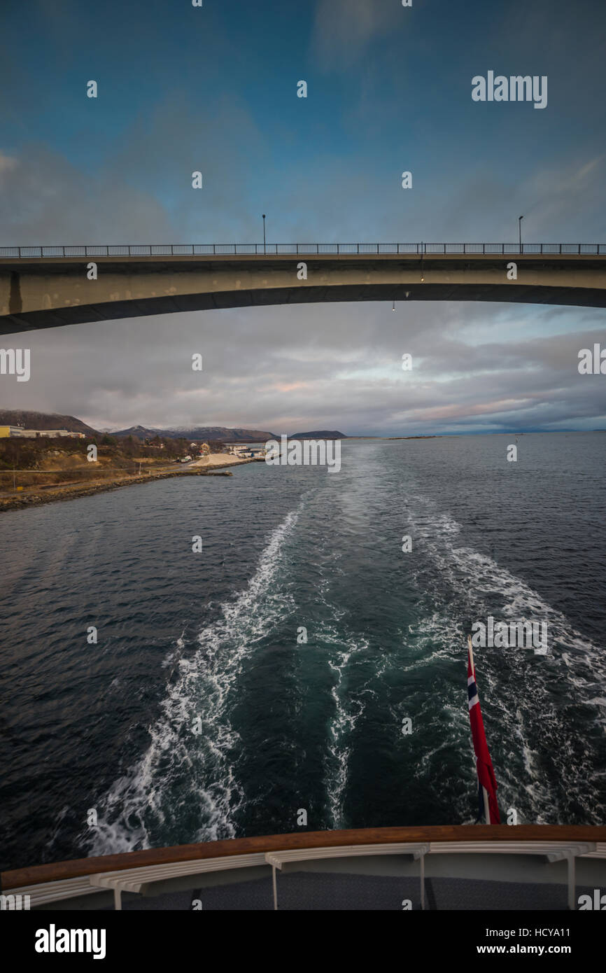 Straßenbrücke bei Risoyhamn, Lofoten-Inseln, Nord-Norwegen. Stockfoto