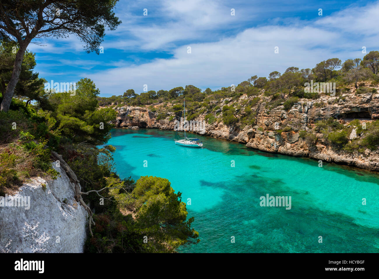 Segelyacht in der Bucht von Cala Pi Mallorca Stockfoto