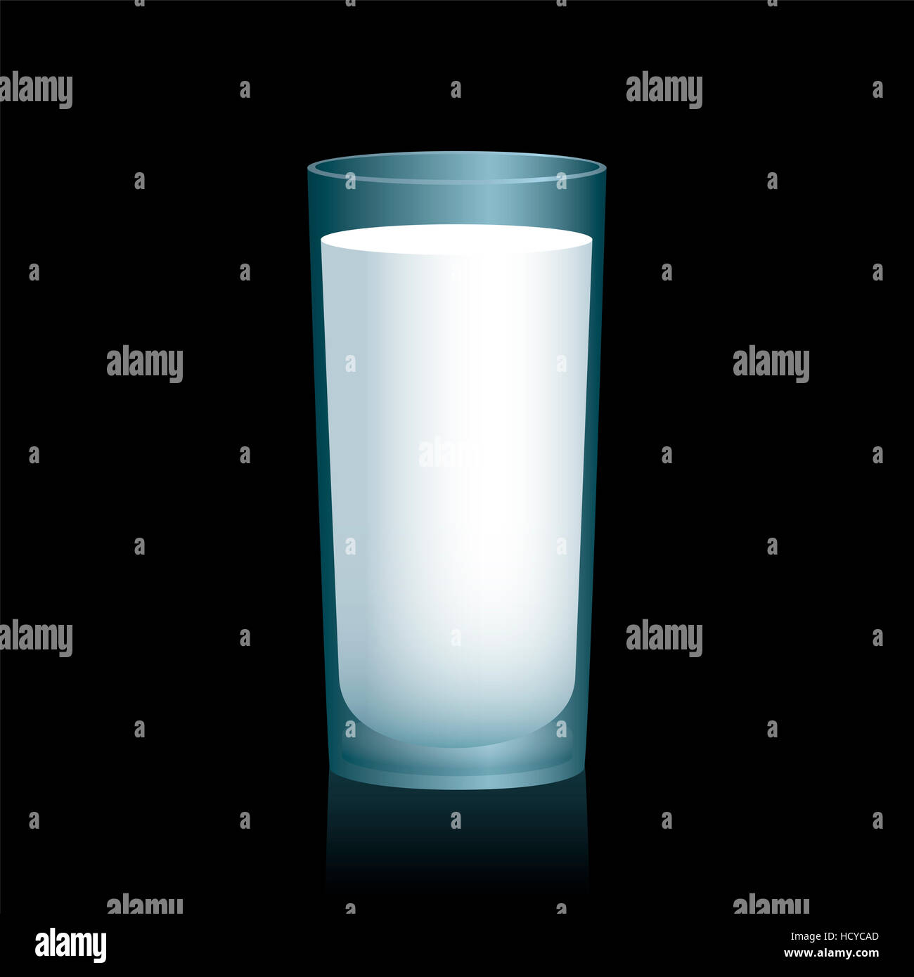 Milch in ein Glas auf schwarzem Hintergrund. Stockfoto