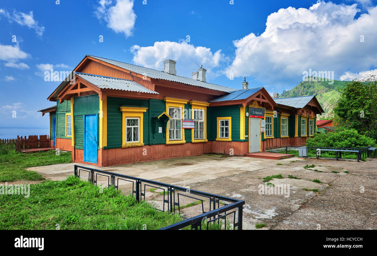 MARITUI. Irkutsker Gebiet, Russland - Juli 29,2016: Gebäude Maritui Bahnhof Circum-Baikal Railway. Alte hölzerne Struktur und Betonfläche vor st Stockfoto