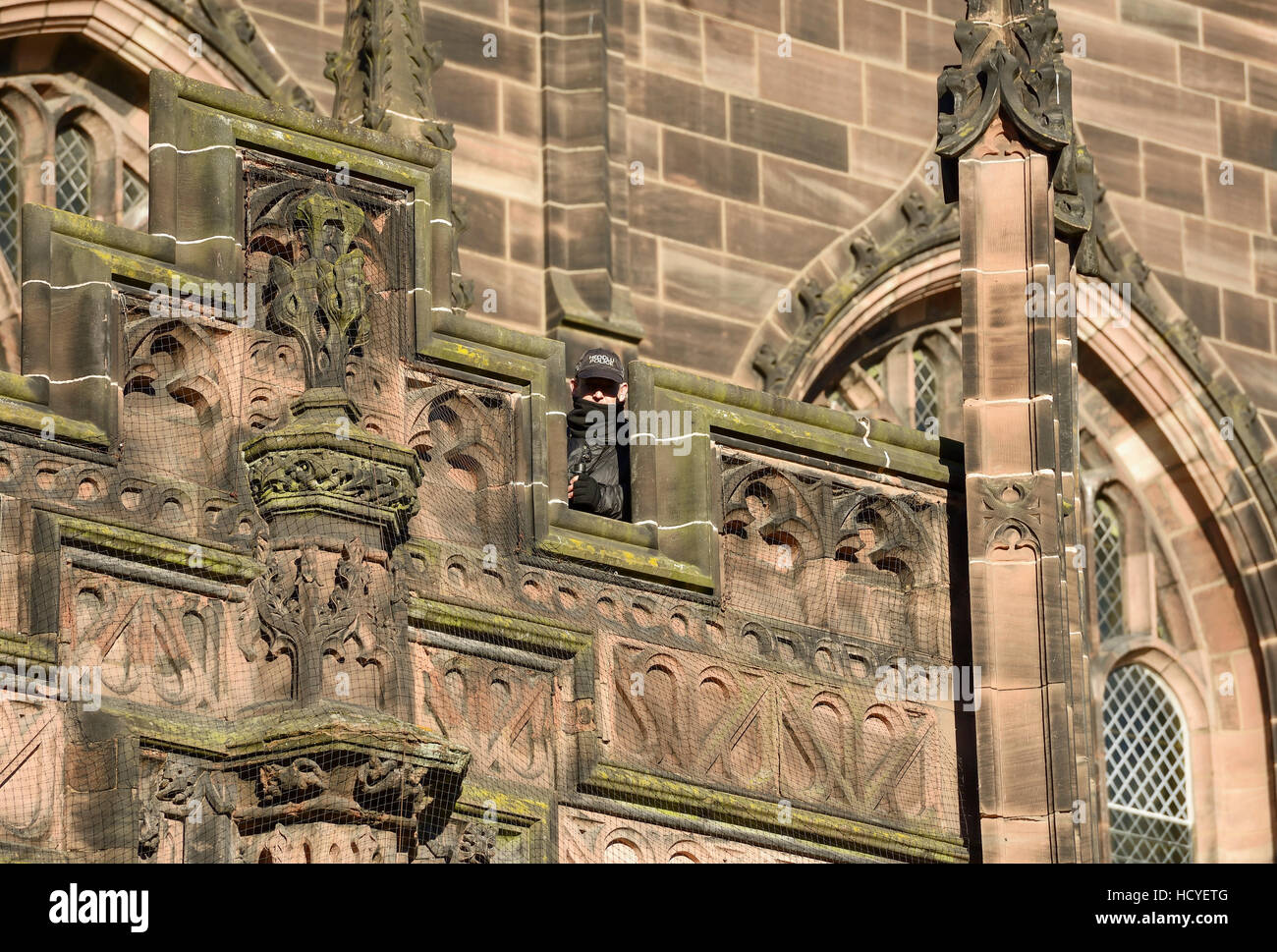 Ein Polizist Vermessung der Straßen von Chester von einem Balkon an der Kathedrale Stockfoto