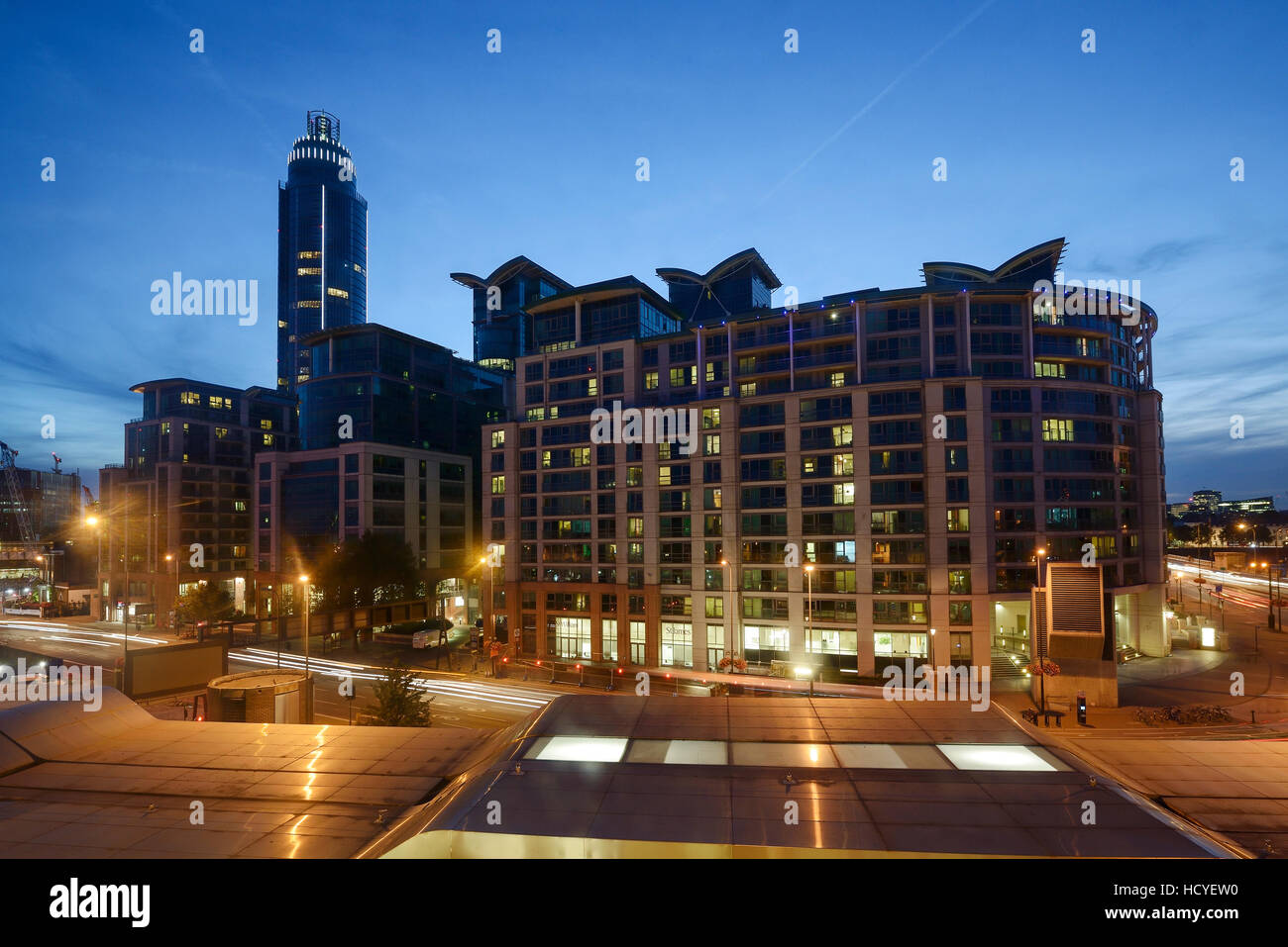 Die Abenddämmerung Blick auf St George es Wohnhaus in Vauxhall London UK Stockfoto