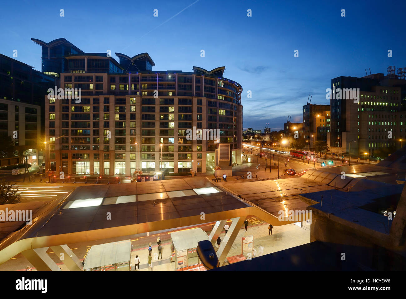 Die Abenddämmerung Blick auf St George es Wohnhaus in Vauxhall London UK Stockfoto
