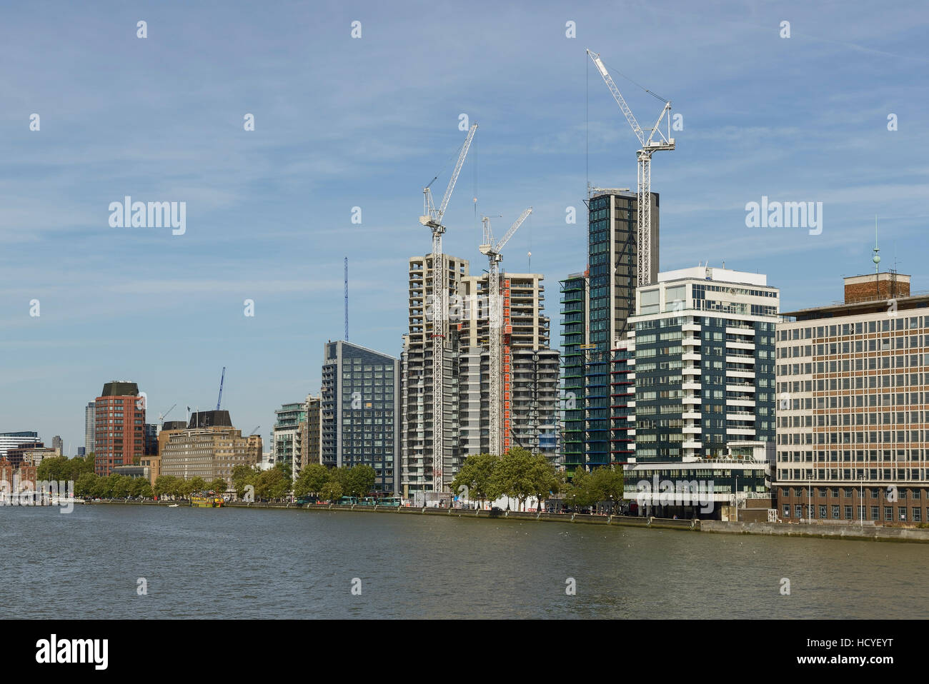 Neue Wohnungen und Hochhäuser im Bau entlang der Themse in London Lambeth UK Stockfoto