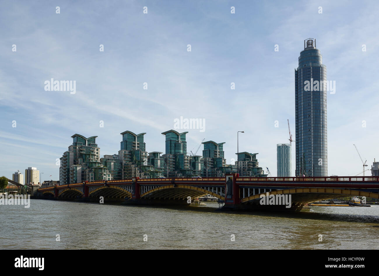 Vauxhall Brücke über den Fluss Themse in London mit Mehrfamilienhäuser im Hintergrund Stockfoto