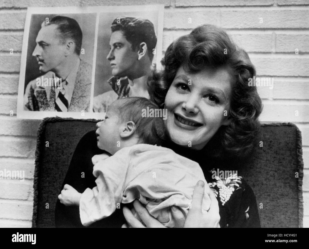 Cara Williams, mit Sohn John Blyth Barrymore (Fotos: John Barrymore, Williams Ehemann John Barrymore, Jr.), 4. Juni 1954 Stockfoto
