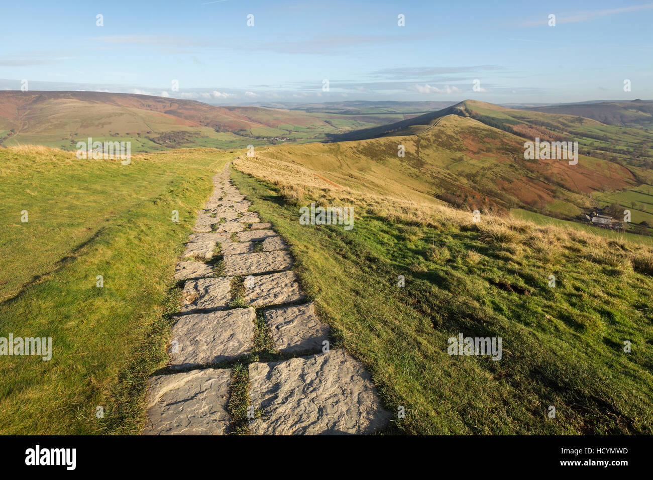 Stein-Wanderweg entlang dem Hügel Tops von Mam Tor, Hollins Cross in der Nähe von Castleton im Peak District, Derbyshire, UK. Stockfoto