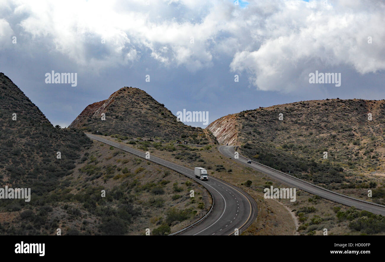 Trucker auf der Autobahn i-40, die Route 66 durch die Hügel von Arizona ersetzt das befahren Stockfoto
