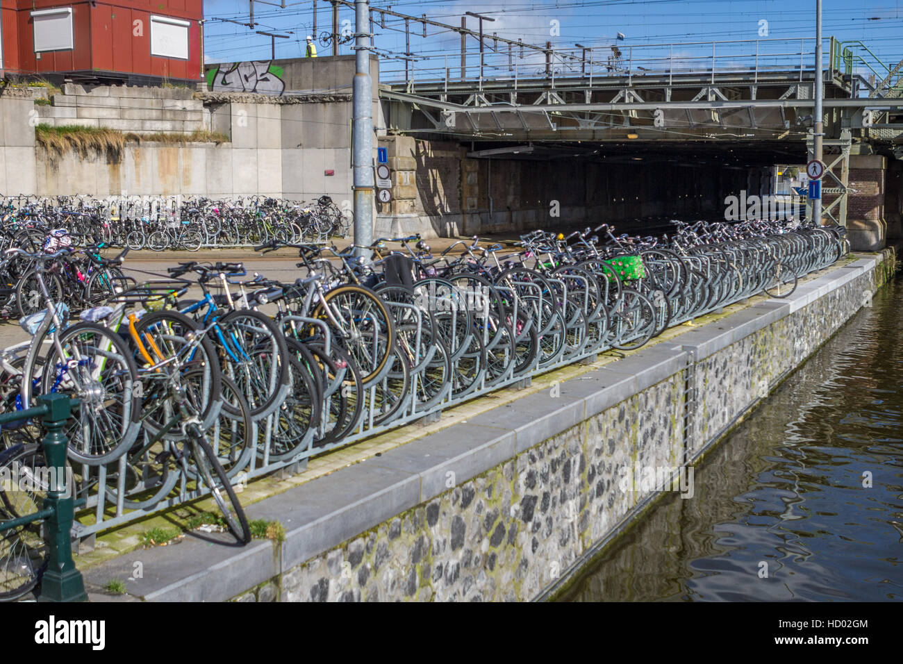 Fahrräder in Amsterdam in der Nähe von Hauptbahnhof Stockfoto