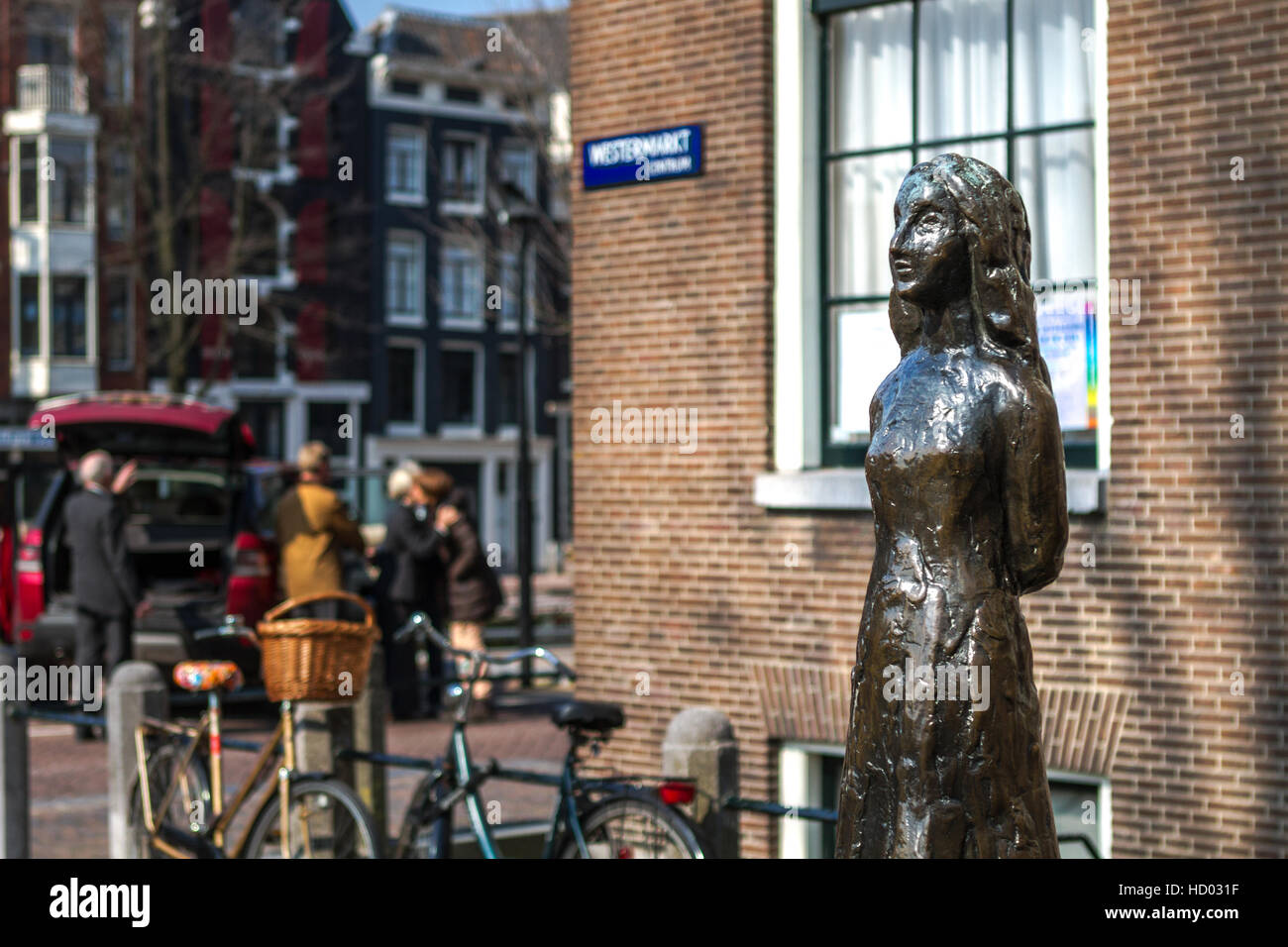 Skulptur von Anne Frank, um die Ecke von der Anna Frank House in Amsterdam Stockfoto