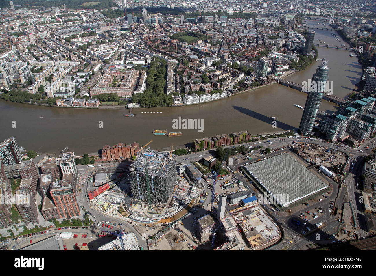 Luftaufnahme von Battersea Nine Elms & den Fluss Themse in London, England, UK Stockfoto