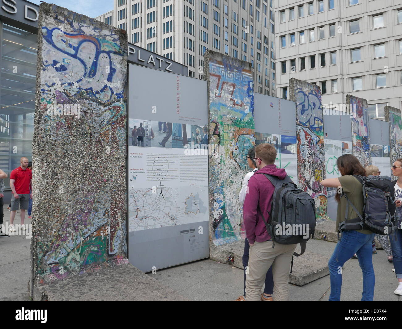 Deutschland - Berlin Potsdamer Platz. Abschnitte der Berliner Mauer noch steht jetzt eine Kunstausstellung. Foto: Sean Sprague Stockfoto