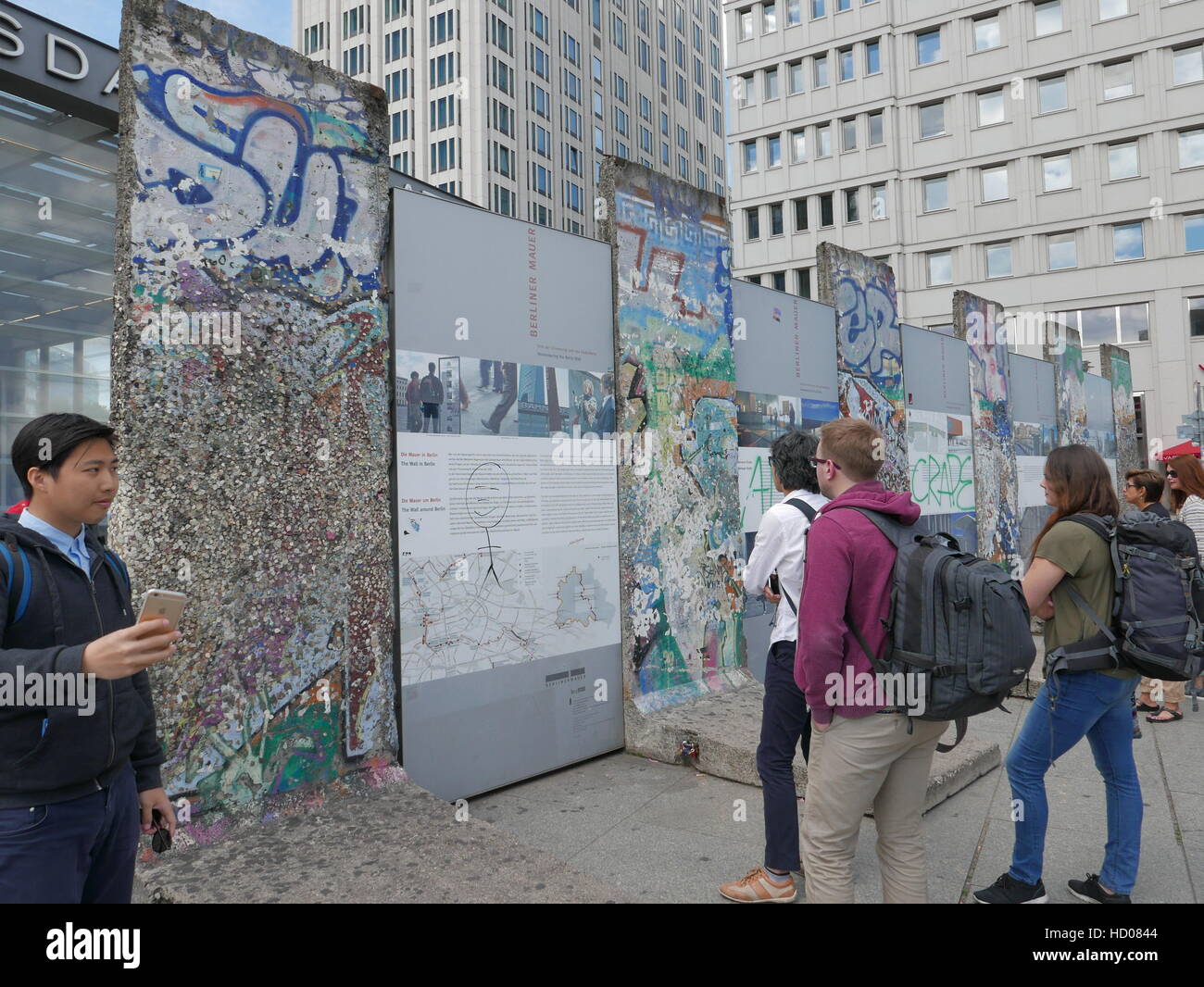 Deutschland - Berlin Potsdamer Platz. Abschnitte der Berliner Mauer noch steht jetzt eine Kunstausstellung. Foto: Sean Sprague Stockfoto
