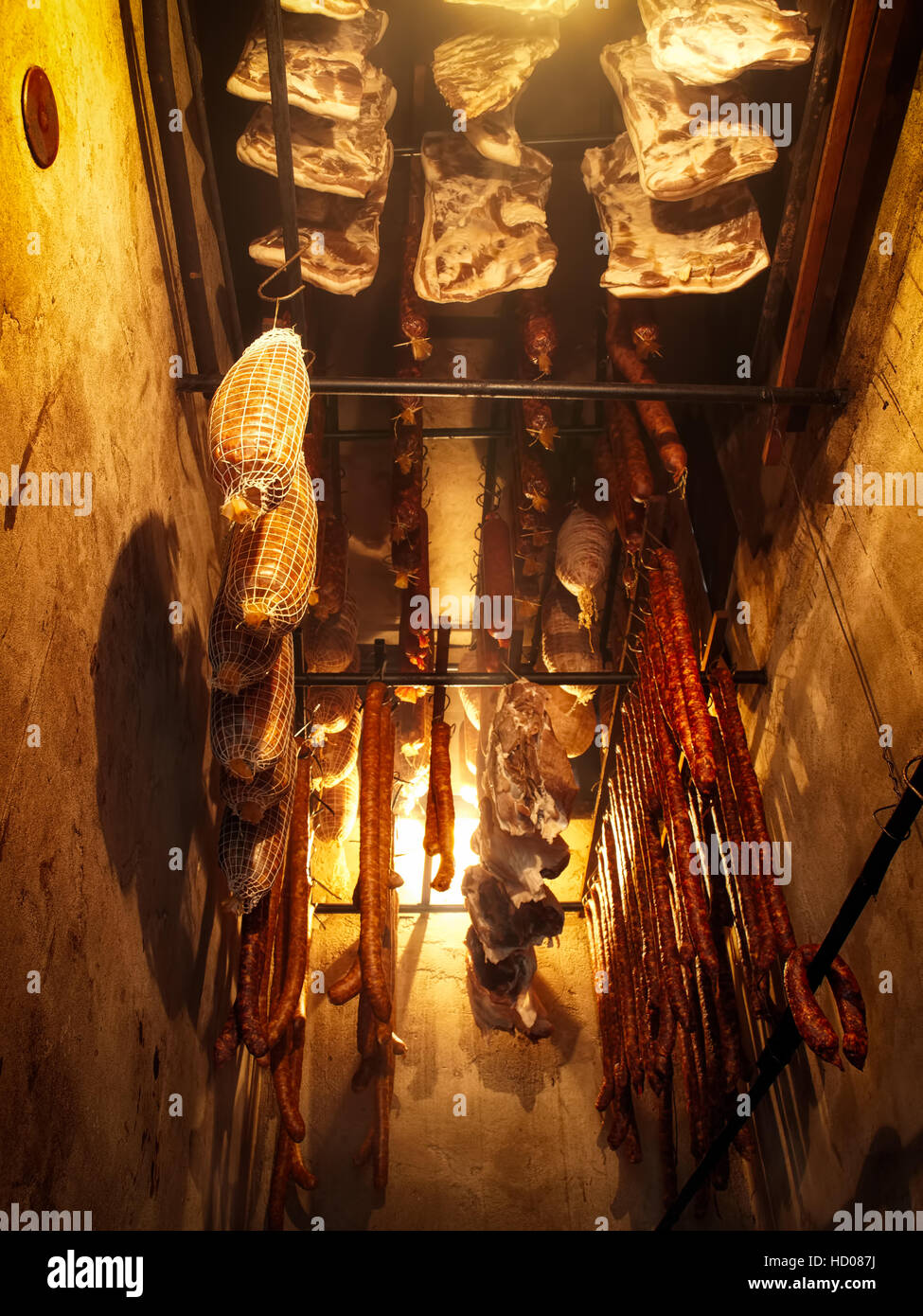 Zimmer für die Heilung von Lebensmitteln durch Exposition gegenüber Rauch oder Schuppen. Stockfoto