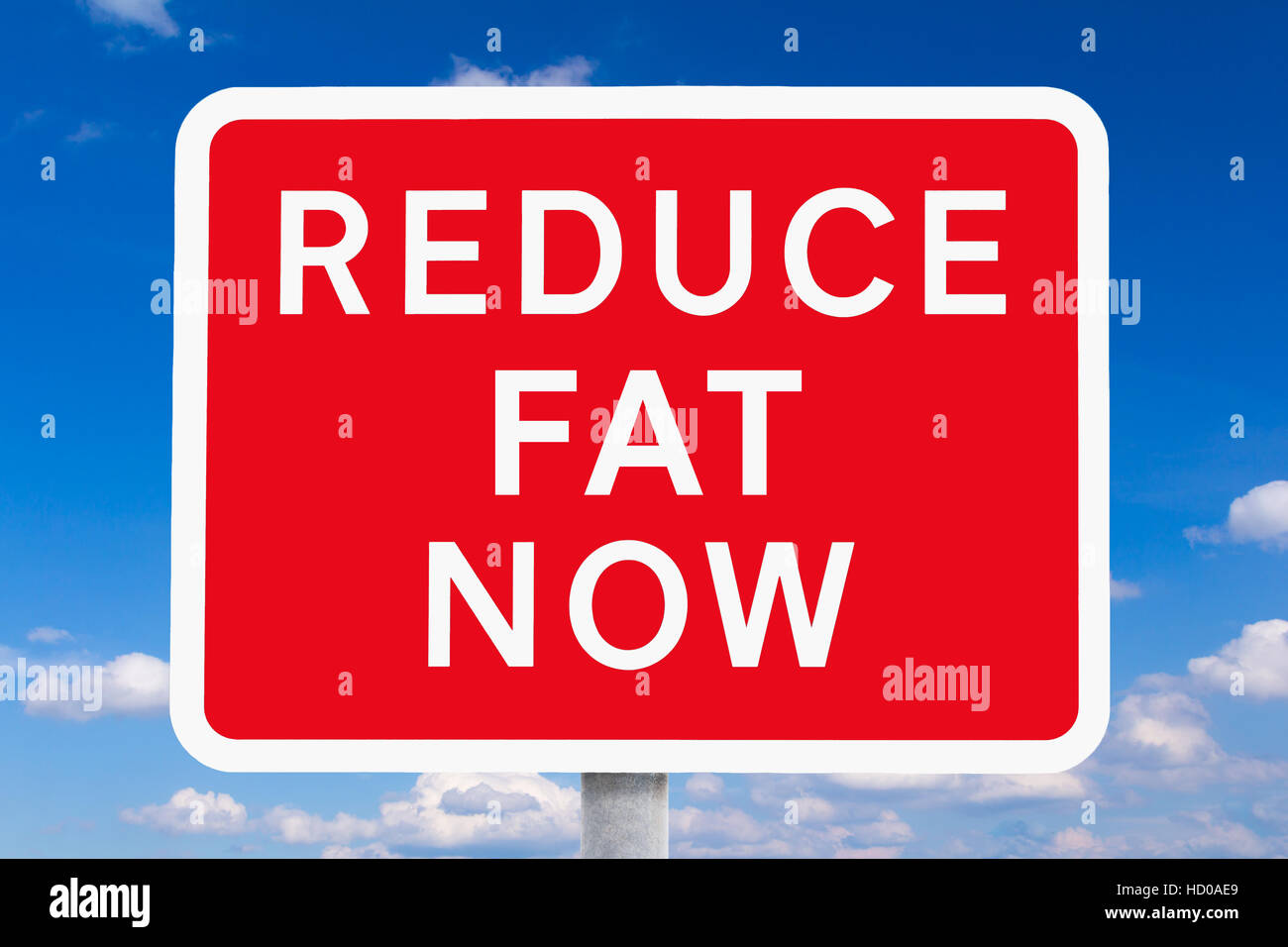 Rote und weiße Schild reduziert Fett jetzt vor blauem Himmel, Symbol für die gesundheitlichen Risiken oder Gefahren von Essen zu viel Fett Stockfoto