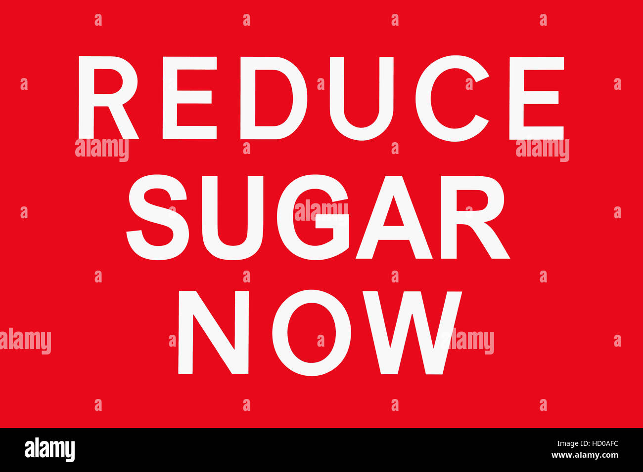 Weißer Text auf roten Hintergrund reduzieren Zucker nun, Symbol für Gefahr für die Gesundheit, Spoof von britischen Verkehrszeichen Stockfoto