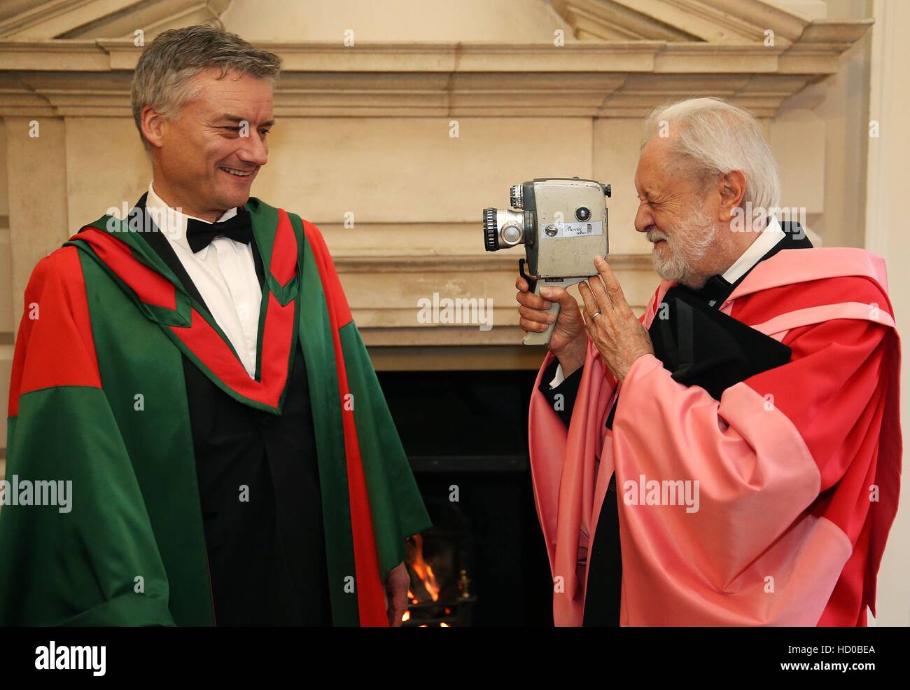 Britischer Regisseur Lord David Puttnam (rechts) mit Propst des Trinity College Dublin Patrick Prendergast vor einer Ehrendoktorwürde Zeremonie am Trinity College in Dublin. Stockfoto